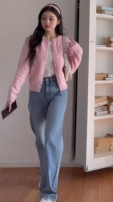 Winter Outfits Girly Classy, Light Pink Casual Outfits, Simple Pink Outfit Ideas, Pink Outfits For School Casual, Fits For University, Pale Pink Sweater Outfit, How To Style Pink Cardigan, Outfit With Pink Cardigan, Pink Girly Outfits Casual