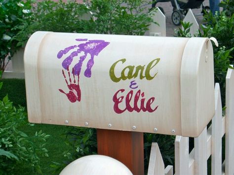 We love this movie <3 buying a cheap white mailbox and going to duplicate this with our names and hand prints as a card holder for the gift table at our reception <3 Up Mailbox, Up Carl Y Ellie, Wedding Mailbox, Disney Easter Eggs, Casa Disney, Up Pixar, Diy Mailbox, Fall Birthday Parties, Disney Easter