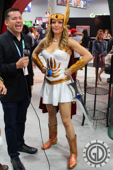 She-Ra Shera Costume, She Ra Costume, Superhero Cosplay, Epic Cosplay, She Ra Princess Of Power, Easy Halloween Costumes, Princess Of Power, She Ra, Couple Halloween