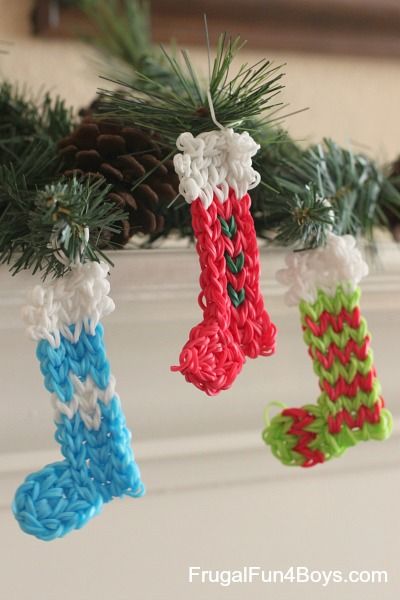 Rainbow Loom stocking ornaments and other Christmas projects - great gifts for kids to make and give Rainbow Loom Christmas, Crazy Loom, Loom Bands Tutorial, Loom Band Patterns, Fun Loom, Loom Love, Stocking Ornaments, Rainbow Loom Creations, Rainbow Loom Patterns