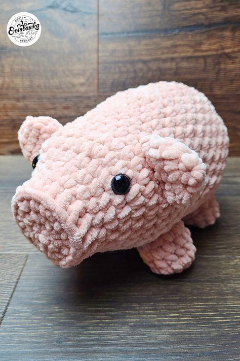 Check out my free Pet Pig crochet pattern! 🐷 Easy to crochet; using Super Bulky Yarn and a 7 mm hook. Start crafting your cute pig today! #amigurumi #crochet #crochettoy #freepattern #freecrochetpattern #calcentralcrochet Thanksgiving Crochet, Pet Pig, Pig Pattern, Crochet Pig, Crochet Stitches Guide, Baby Sweater Patterns, Design Crochet, Cute Pig, Kids Crochet