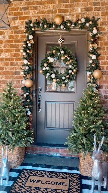 Christmas Fromt Door Garland, Front Door Christmasdecor, Christmas Garland Around Door Frame, Christmas Door Decorations Apartment, Door Frame Christmas Decorations, Small Front Door Christmas Decor, Front Porch Christmas Tree Ideas, Christmas Outdoor Decor Ideas Entryway, Front House Christmas Decor