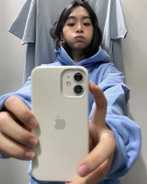 ulzzang girl korean Instagram aesthetic selca mirror selfie Korean Selfie Aesthetic, Selfie Ideas Poses, 사진 촬영 포즈, Selfie Poses Instagram, Pretty Phone Cases, Mirror Pic, Instagram Photo Inspiration, 영감을 주는 캐릭터, Pose Reference Photo