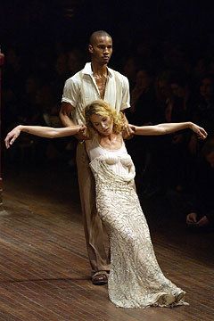 Erin Wasson, Alexander McQueen Spring 2004 Ready-to-Wear Collection Photos - Vogue Alexander Mcqueen Savage Beauty, Dance Marathon, Mcqueen Dress, Vogue Models, Erin Wasson, Savage Beauty, Mc Queen, Queen Black, Fashion Photography Inspiration