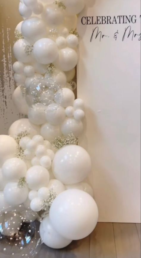 Pearl Balloon Arch, Pearls Wedding Theme, Bridal Balloons, Pearl Bridal Shower, Engagement Balloons, Pearl Balloons, Bridal Shower Inspo, Pearl Party, Bridal Shower Balloons