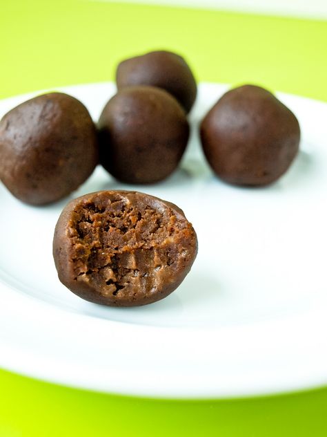 Chocolate Peanut Butter Energy Balls. Vegan, grain free, super healthy, only 5 ingredients, kid approved! Peanut Butter Energy Balls Recipe, Bake Sweets, Peanut Butter Energy Balls, Energy Ball Recipe, Butter Balls, Kolaci I Torte, African Recipes, Protein Balls, Eating Tips