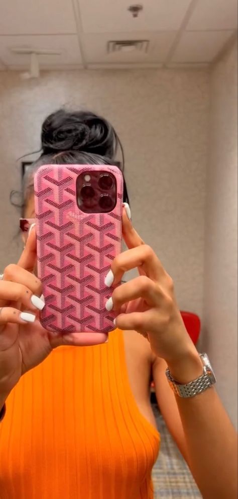 Pink Goyard Phone Case, Goyard Phone Case, Black Bag Outfit, Mirror Flicks, Outfits Baddie, Tech Aesthetic, Luxury Iphone Cases, Stylish Iphone Cases, Girly Phone Cases