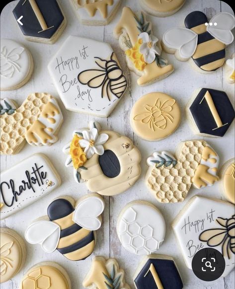 Happy Bee Day Cookies Decorated, Bee Theme Cookies Decorated, Bee Themed Sugar Cookies, Bee Birthday Party Food Ideas, Happy Bee Day Cookies, 1st Bee Day Cookies, What Will Baby Bee Cookies, Bee Birthday Cookies, Food For Bee Themed Party