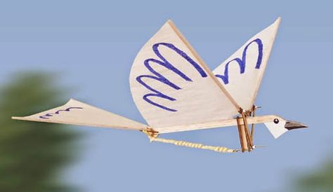 An Ornithopter is a bird shaped flying toy made from sticks and paper and wires. They flap like birds and use the beating of the wings to f... How Draw, Paper Folding Crafts, Airplane Crafts, Flying Toys, Science Toys, Paper Airplanes, Paper Crafts Origami, Weekend Projects, Paper Plane