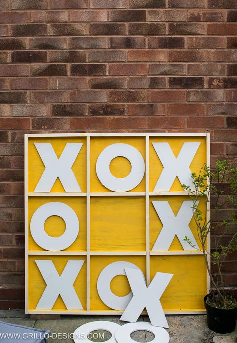 The summer holiday calls for lots of outdoor fun! Learn how to make a Giant wooden noughts and crosses game board (also known as tic tac toe) for the kids (or the adults!). #outdoorgames #summergames #tictactoe #noughtsandcrosses #games #diygames Small Wooden Games Diy, Outdoor Bar Games, Wooden Outdoor Games, Garage Games, Backyard Games Diy, Giant Outdoor Games, Giant Yard Games, Life Size Games, Outdoor Sofa Diy