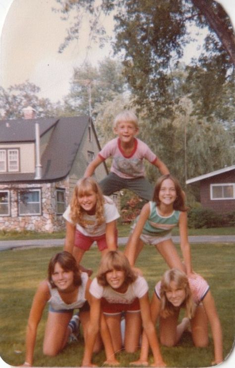 A human pyramid, kids in the 70s. 70s Girls Fashion, 70s Culture, Susie Salmon, 1970s Photos, Retro 70s Aesthetic, 70s Pictures, Human Pyramid, 70s Inspiration, 1970s Summer