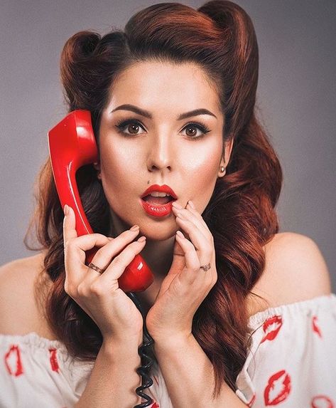 Pinup Photoshoot Ideas, Vintage Photoshoot Studio, Vintage Phone Photoshoot, 50s Photoshoot Ideas, Telephone Photoshoot, Pin Up Photoshoot Ideas, 50s Pin Up Girl, Vintage Photoshoot 50s, Pin Up Girl Hairstyles