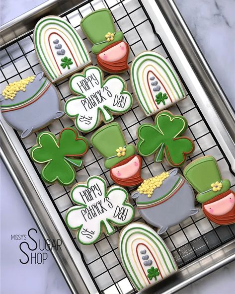 March Cookies, Cookie Pucks, St Patricks Day Cookies, Donut Ideas, St Patrick's Day Cookies, Desserts Drawing, Dessert Inspiration, Frosted Cookies, Party Theme Ideas