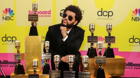 the weeknd with the ten awards he won // abel tesfaye // billboard music awards 2021 The Weeknd Billboard, The Weeknd Grammy, Radio Song, Coldplay Music, R&b Albums, Billboard Awards, Beauty Behind The Madness, Abel Tesfaye, R&b Artists