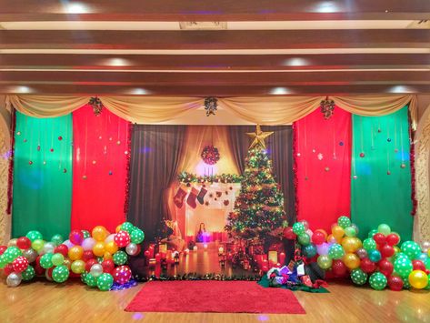 Large Christmas Party Decorations, Christmas Stage Decorations School, Christmas Stage Decorations, Christmas Concert Ideas, Diy Christmas Party, Door Decorations Classroom Christmas, Christmas Party Table, School Christmas Party, Christmas Stage