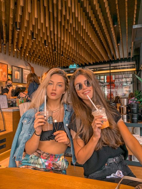 Best Friend Brunch Pictures, Poses With Starbucks Coffee, Starbucks Photoshoot Ideas Aesthetic, Starbucks Girl Aesthetic, Starbucks Poses, Starbucks Photoshoot Ideas, Bestfriendgoals Photo Ideas, Besties Photoshoot Ideas, Starbucks Photoshoot