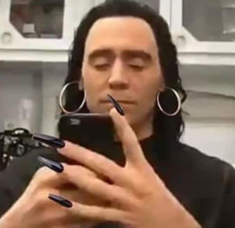 Funny Tom Hiddleston, Funny Marvel Pictures, Loki Meme, Tom Hiddle, Loki Funny, Tom Hiddleston Funny, Avengers Cast, Outfit Looks, Funny Marvel Memes