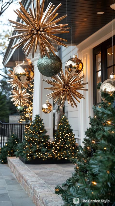 Christmas Porch Decorating Ideas, Christmas Garden Decorations, Pretty Christmas Decorations, Porch Decorating Ideas, Gold Christmas Decorations, Christmas Front Doors, Decorating Ideas On A Budget, Christmas Porch Decor, Christmas Themes Decorations