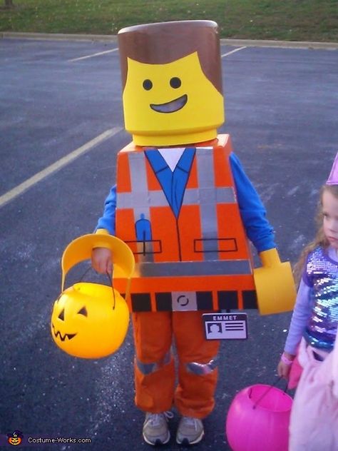 Oatmeal canister for hands. Look out of mouth instead of eyes. Lego Movie Costume, Lego Movie Emmet, Lego Costume Diy, Lego Man Costumes, Doh Vinci, Emmet Lego, Halloween Costumes 2014, Lego Costume, Lego Halloween