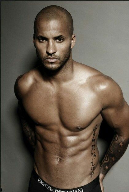 Ricky Whittle (Lincoln).....The 100 so hunky!!! Lincoln The 100, Black Men Beard Styles, Ricky Whittle, Ladies Lounge, Black Men Beards, Beard Styles For Men, Single Men, Pillow Talk, Whittling