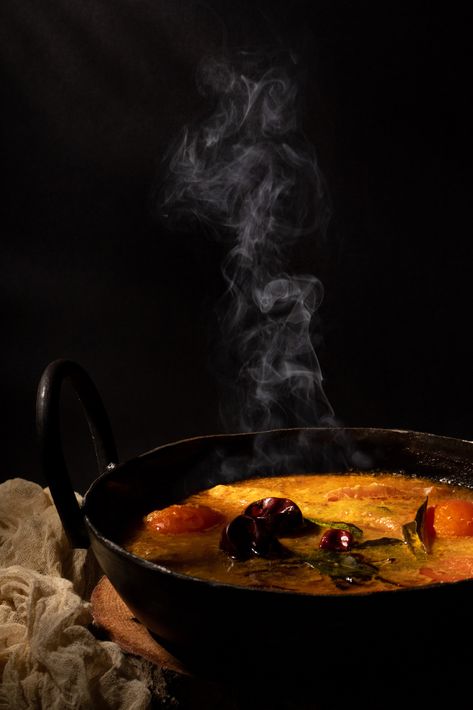 Curry Photography, Curry Aesthetic, Indian Food Photography, Cooking Curry, Creative Photography Projects, Small Clay Pot, Cooking Competition, Crab Soup, Dark Food Photography