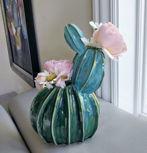 An original cactus vase in which you can put flowers Diy Clay Cactus, Flower Pot Pottery Ideas, Pottery Cactus Ideas, Ceramic Nature Ideas, Ceramic Cactus Pottery, Pottery Project Ideas, Clay Vase Ideas, Ceramic Vase Ideas, Nature Ceramics