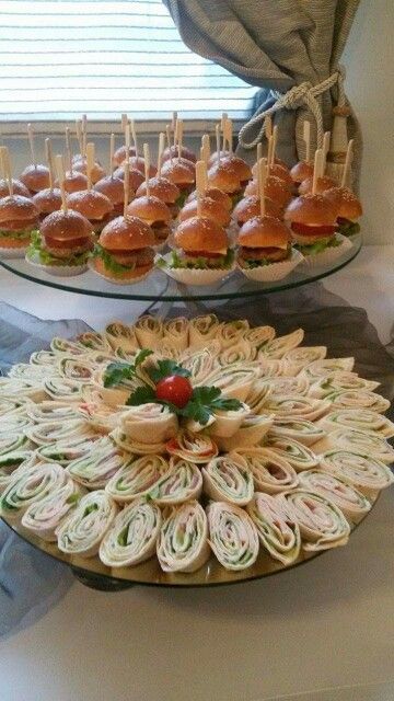 Finger Food Table Ideas, Catering Ideas Food, Party Food Buffet, Party Food Platters, Party Catering, Catering Food, Food Displays, Dandelion Recipes, Snacks Für Party