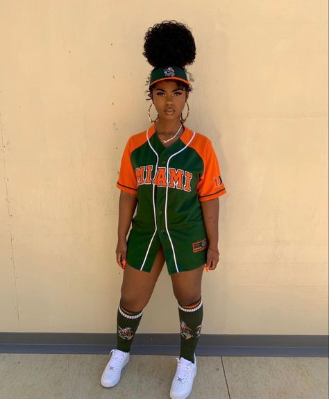 Miami Heat Outfit Women, Baseball Jersey Outfit Black Women, Hockey Jersey Outfit Black Woman, Outfit Ideas For Miami, Baseball Jersey Outfit Women Fashion, 90s Jersey Outfit, Basketball Game Outfit Women Casual, Womens Jersey Outfit, Miami Dunks