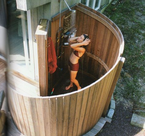 Outdoor Shower  Love the round fenced wall Outside Showers, Fence Plants, Garden Shower, Outdoor Bath, Fence Landscaping, Modern Fence, Outdoor Bathrooms, Backyard Fences, Vegetable Gardening