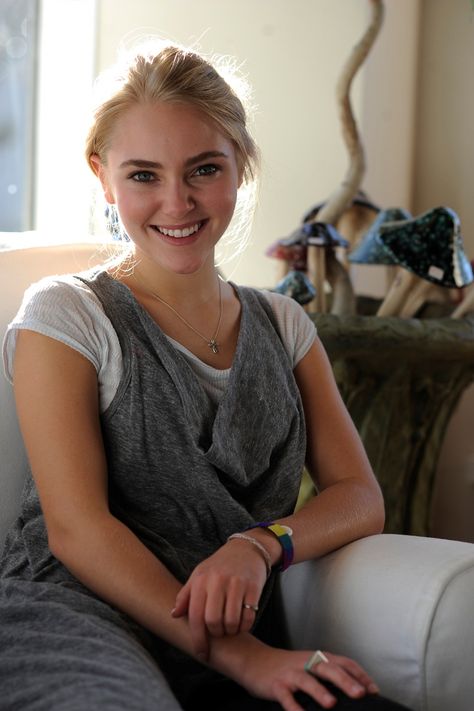 AnnaSophia Robb Anna Sophia Robb, Anna Sophia, Annasophia Robb, Female Character Inspiration, Young Actresses, Victor Hugo, The Villain, Katy Perry, American Actress