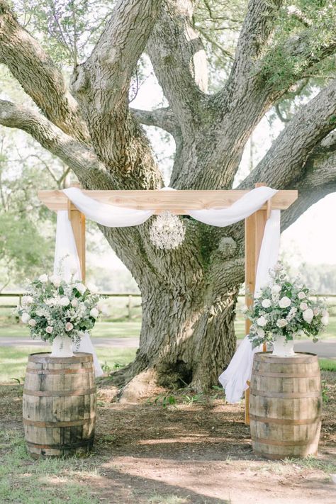 Desert Wedding Decor, Winery Wedding Decorations, Barrel Wedding Decor, Cedar Arbor, Whiskey Barrel Wedding, Vintage Wedding Centerpieces, Romantic Wedding Centerpieces, Barrel Wedding, Festival Themed Wedding