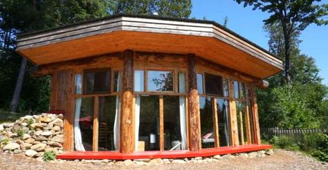 Incredible Mini Earthship Style Cabin – Tiny Off Grid House With Solar Power... Earth Ship, Mini Homes, Off Grid Tiny House, Off Grid House, Straw Bale House, Solar Roof Tiles, Earthship Home, Floor Heating Systems, Hello Future