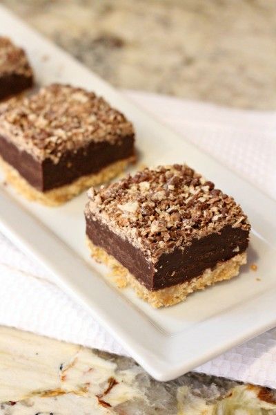 kit kat square Recipes Using Kit Kat Bars, Cookie Crumb Crust Desserts, Kit Kat Dessert Ideas, Easy No Bake Squares, No Bake Slices Condensed Milk, Kitkat Dessert Recipes, No Bake Squares Recipes, No Bake Treats For Kids, Easy Squares Recipe