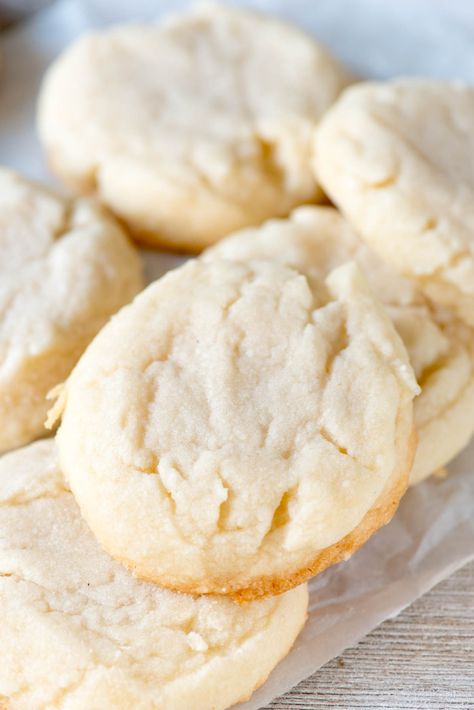 Soft and Chewy Shortbread Cookies; There are only 4 ingredients in the easy basic shortbread dough and it bakes up to a soft and chewy cookie! Dough Cookie Recipe, Amish Cookies, Amish Sugar Cookies, Dough Cookie, Cookies Shortbread, Homemade Chocolate Frosting, Cookies Chewy, Granulated Garlic, Oat Bran