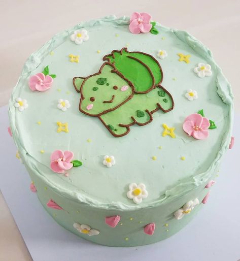 cupcake.kingdom on insta Pokemon Cake Aesthetic, Pokemon Bento Cake, Pastel Pokemon Party, Piplup Cake, Kawaii Cake Ideas, Pokemon Baking, Snorlax Cake, Pokemon Birthday Cakes, Bulbasaur Cake