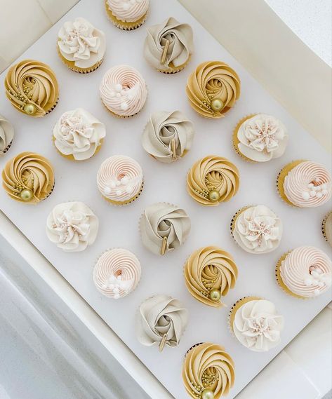 Minimalist Cupcakes Design, Boho Theme Cupcakes, Modern Cupcakes, Jessica Cake, Boho Cupcakes, Cupcake Piping, Birthday Sweets, Decorator Frosting, Cupcake Decorating Tips