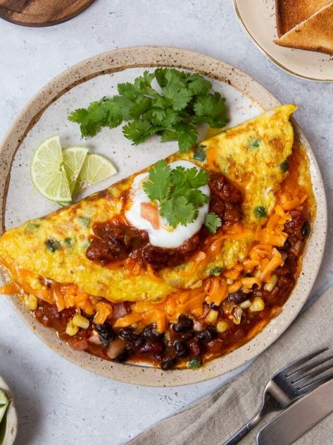 Chili Cheese Omelette, Chili Omelet Recipe, Chili Omelet, Chilli Omelette, Mexican Omelette Recipe, Gourmet Omelette, Breakfast Chili, Omelette Ideas, Cheese Omelette Recipe