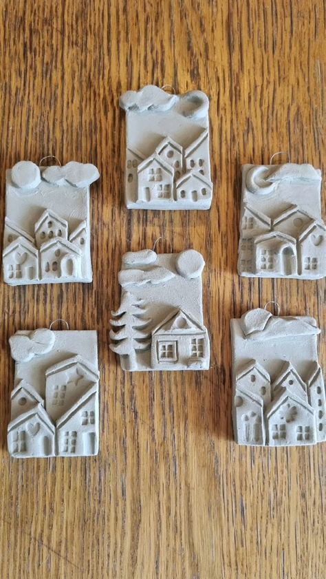 Clay Christmas Decorations, Diy Air Dry Clay, Air Dry Clay Projects, Clay Houses, Clay Crafts Air Dry, Christmas Clay, Clay Tiles, Pottery Crafts, Clay Ornaments