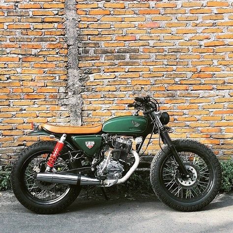 Tag the owner of this beautiful #cb125 Honda Cb125, Sepeda Retro, Cb750 Cafe Racer, Brat Bike, Brat Cafe, Cafe Bike, Cafe Racing, Motorcycle Shop, Custom Cafe Racer