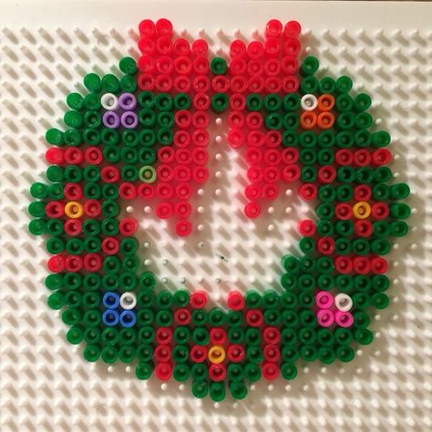 Christmas wreath Hama Beads Christmas, Christmas Perler Beads, Hamma Beads Ideas, Melty Bead Patterns, Pearl Beads Pattern, Easy Perler Beads Ideas, Fuse Bead Patterns, Art Perle, Hama Beads Design