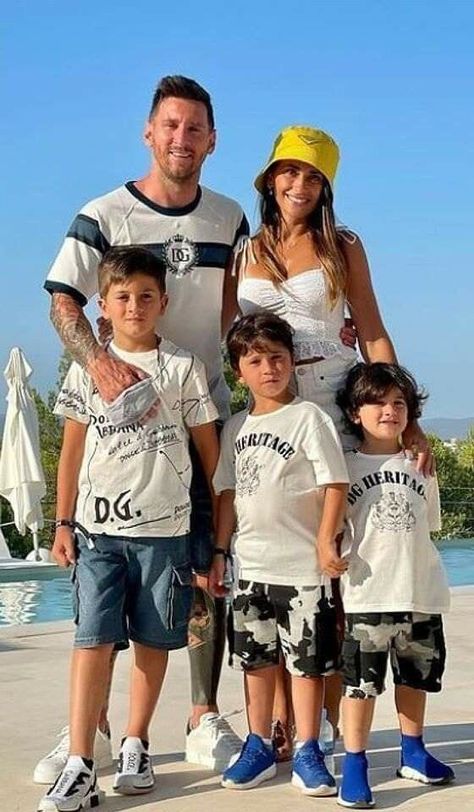 #messi #esposamessi #familiamessi #historiademessi #mejorjugadordelmundo #leomessi Messi Life, Messi Number, Messi 2015, Messi And Wife, Lionel Messi Family, Messi Psg, Antonella Roccuzzo, Ronaldo Quotes, Team Goals