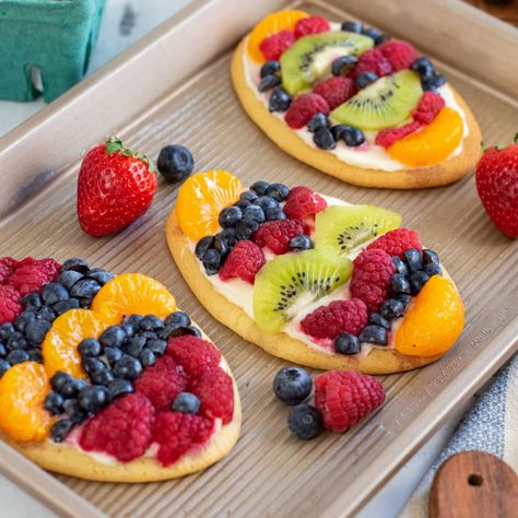 This Easter Egg Fruit Pizza recipe, with a soft sugar cookie crust, sweet cream cheese frosting and fresh fruit topping makes the perfect addition to your annual Easter brunch or dinner! Fruit Pizza Cookie Recipe, Egg Fruit Pizza, Easter Egg Fruit Pizza, Mini Dessert Easy, Fruit Pizza Cookies, To Simply Inspire, Dessert Pizza Fruit, Fruit Sugar Cookies, Pizza Cookie