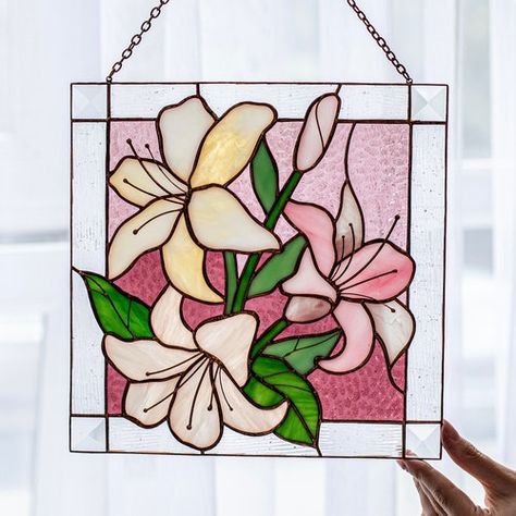 White Lily Flower, Hanging Stained Glass, L'art Du Vitrail, Glass Painting Patterns, Glass Painting Designs, Flower Panels, Tiffany Stained Glass, Stained Glass Decor, Custom Stained Glass