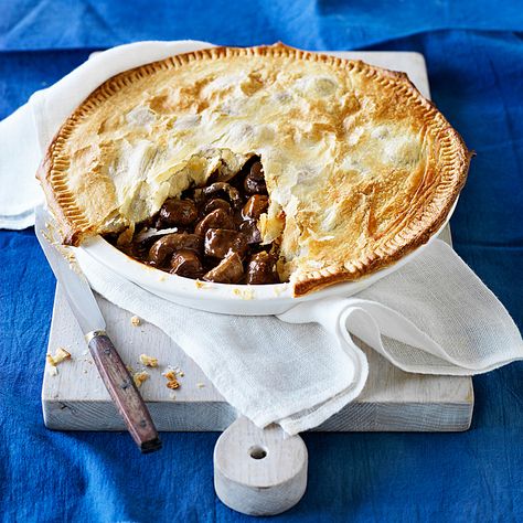 Steak, mushroom and kidney pie | Healthy Recipe | WW Australia Beef And Mushroom Pie, Garlic Green Bean Recipes, Vegetarian Pot Pie, Dinner Pies, Winter Stews, Vegetarian Mains, Fish Ideas, Mushroom Pie, Vegetarian Comfort Food