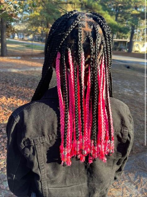 knotless braids with beads pink under dye short braids Pink And Black Box Braids With Beads, Short Knotless Box Braids With Beads Peekaboo, Peakaboo Braids Knotless With Beads, Black Braids With Pink Underneath, Peekaboo With Beads, Peak A Boo Braids With Beads, Knotless Peekaboo Braids With Beads, Short Peekaboo Braids With Beads, Braids With Beads And Color