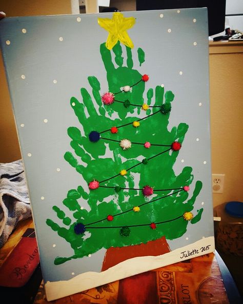 Kids Christmas Canvas, Kids Christmas Painting, Kids Christmas Crafts Ornaments, Diy Christmas Canvas, Baby Christmas Crafts, Handprint Christmas Tree, Christmas Art For Kids, Handprint Christmas, Holiday Canvas