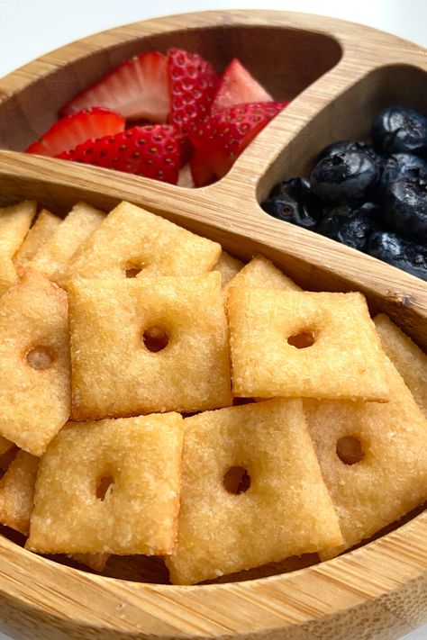 Homemade 2-ingredient Cheez-it Crackers - Feeding Tiny Bellies Diy Cheeze Itz, Baby Snack Ideas 1 Year, Organic Toddler Snacks, Healthy Toddler Snacks For Daycare, Baby Crackers Homemade, Healthy Toddler Desserts, Snacks For Babies 1 Year, Toddler School Snacks, Healthy Pantry Snacks For Kids