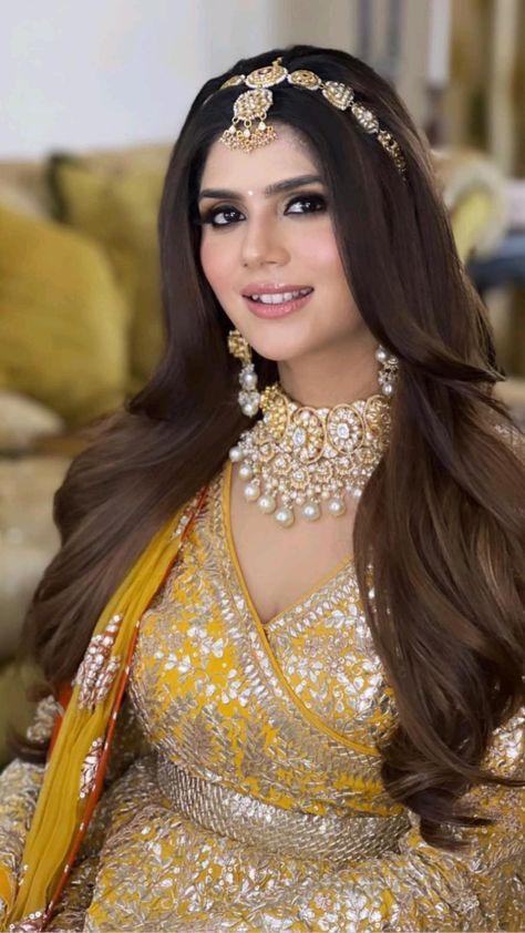 Pakistani Bride Open Hairstyle, Open Hairstyles Indian Wedding, Lehenga Hairstyles, Bridal Hairstyle Indian Wedding, Hair Style On Saree, Makeup Photoshoot, Engagement Hairstyles, Bridal Hair Buns, Indian Wedding Hairstyles