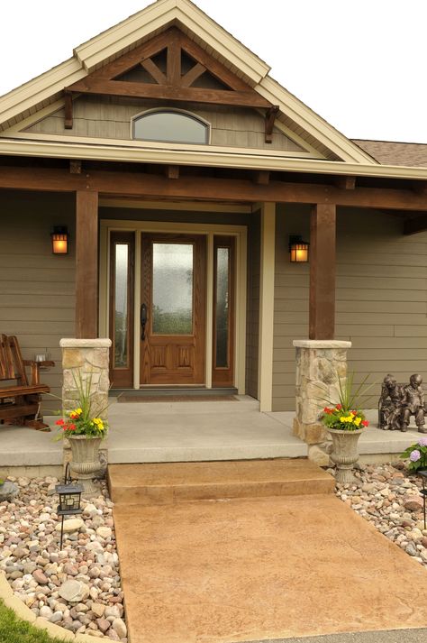 Love the cream trim and wood accents Rustic House Exterior, Siding Colors, Exterior Paint Colors For House, Exterior Makeover, Farmhouse Front, Casa Exterior, Exterior Remodel, House Siding, Front Entrance