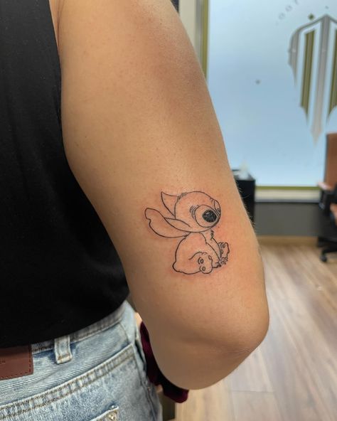 Te gusta stitch ✨💜 déjame tu momento favorito de esta peli en los comentarios ⬇️ . #coruña #españa #coruñamola #españa🇪🇸 #galicia #galiciacalidade #tattoo #tatuajes #inkgirls #nany #nanylovetattoo #indigotattooestudio Stitch Small Tattoo, Simple Stitch Tattoo, Nana Tatoos, Cartoon Tattoos Women, Small Stitch Tattoo, Lilo And Stitch Tattoo Ideas, Stitch Tattoo Ideas, Disney Tattoo Ideas, Cute Disney Tattoos